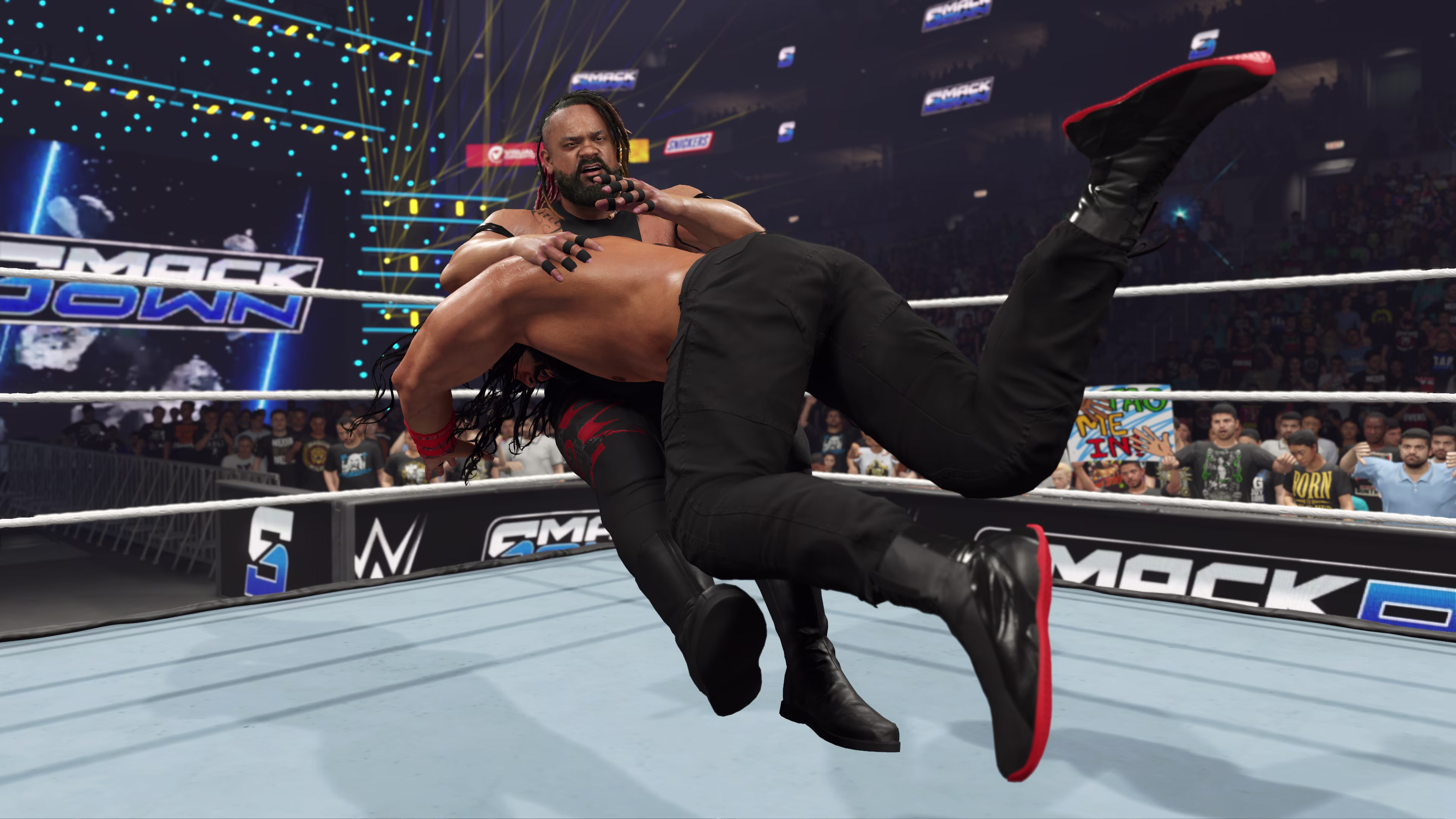 Roman Reigns Spears Джейкоб Фалу в пятницу вечером ударил *WWE 2K25 *