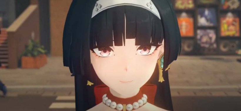 Una mujer con cabello negro y joyas elegantes mirando en la pantalla